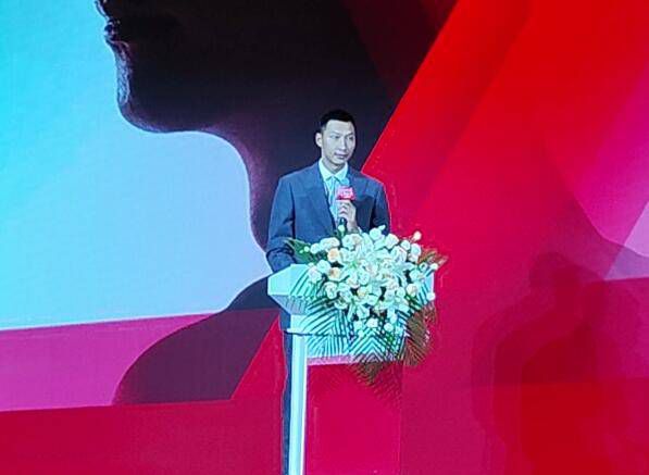 攻扒开小受屁股狠狠的打视频